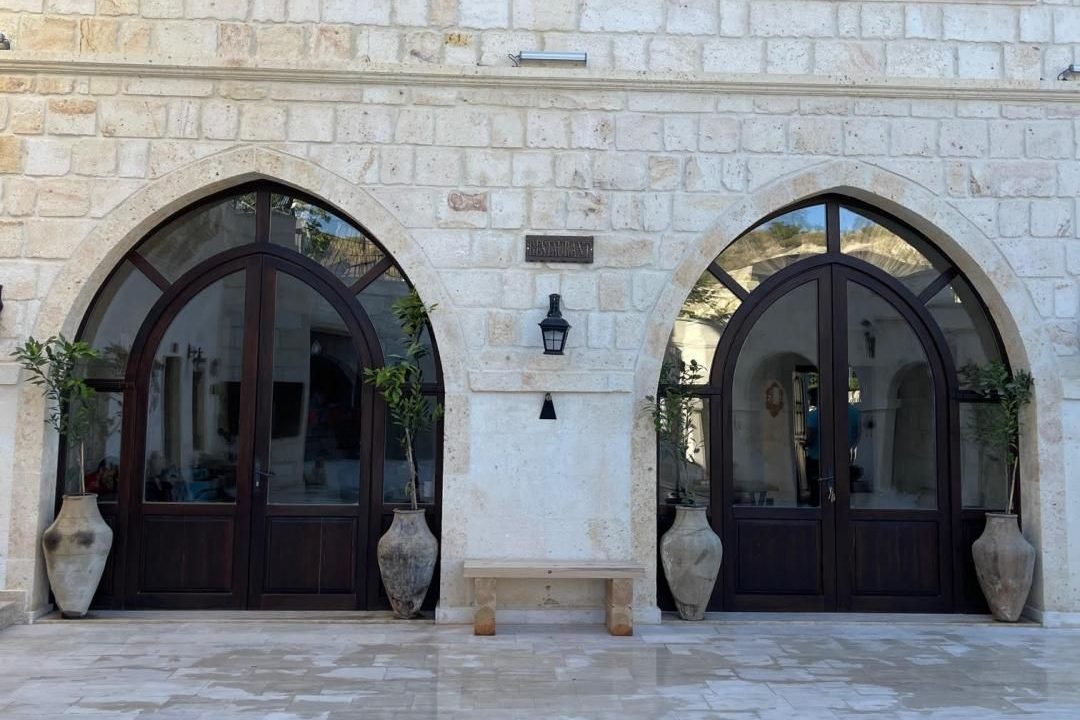 Nujel'm Hotel kemerli kapıları