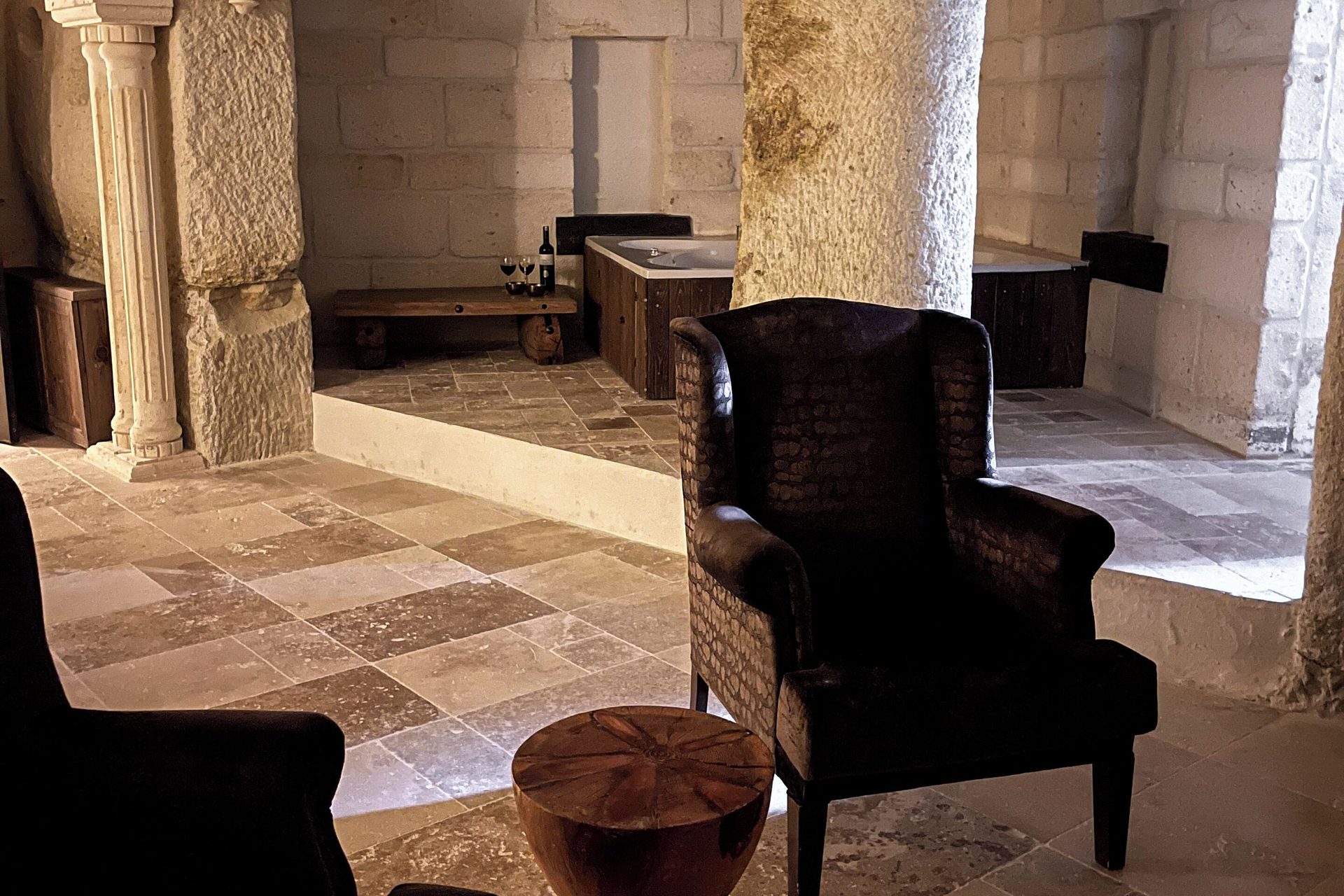 Taş sütunlu ortak salon