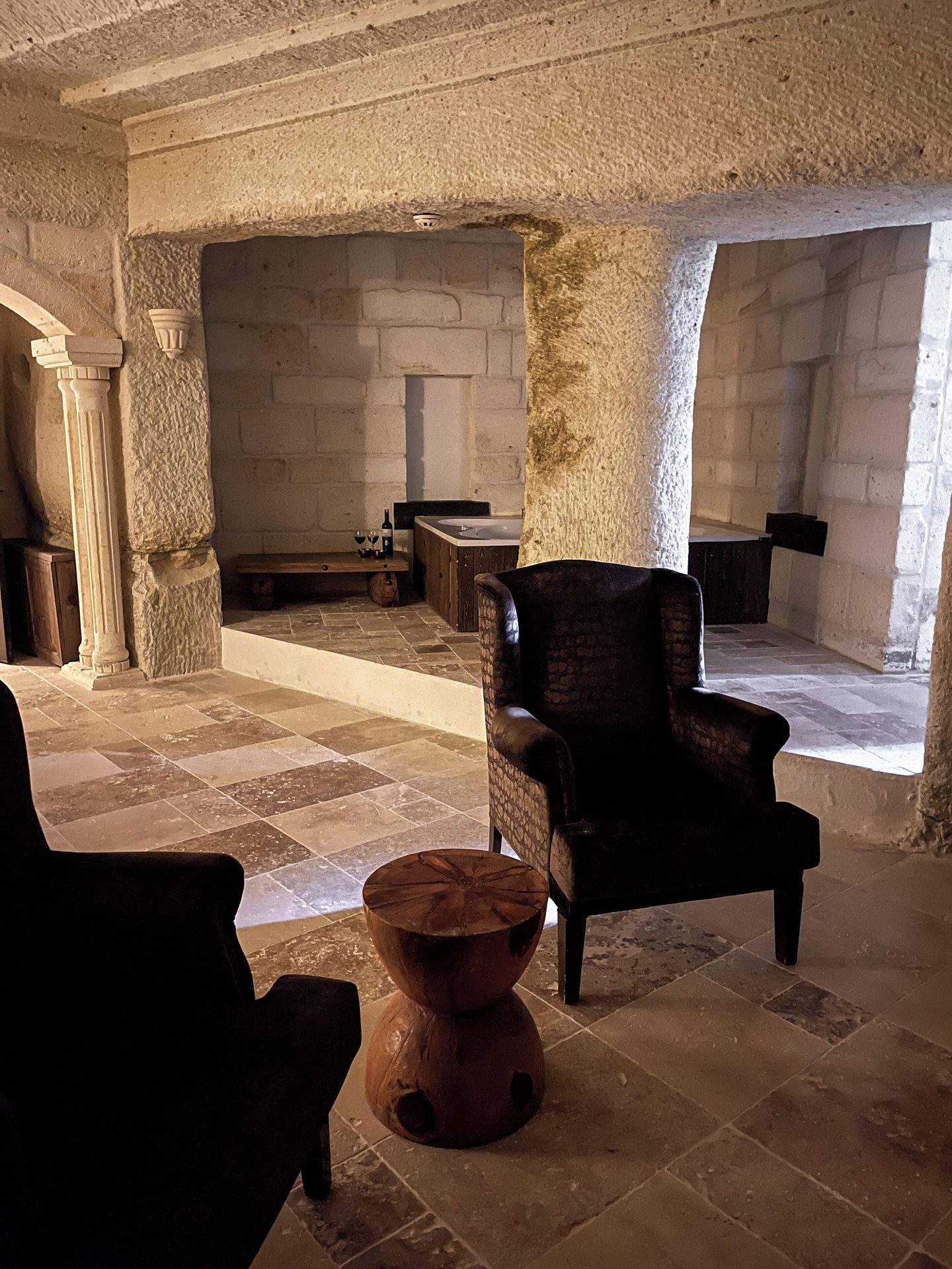 Taş sütunlu ortak salon