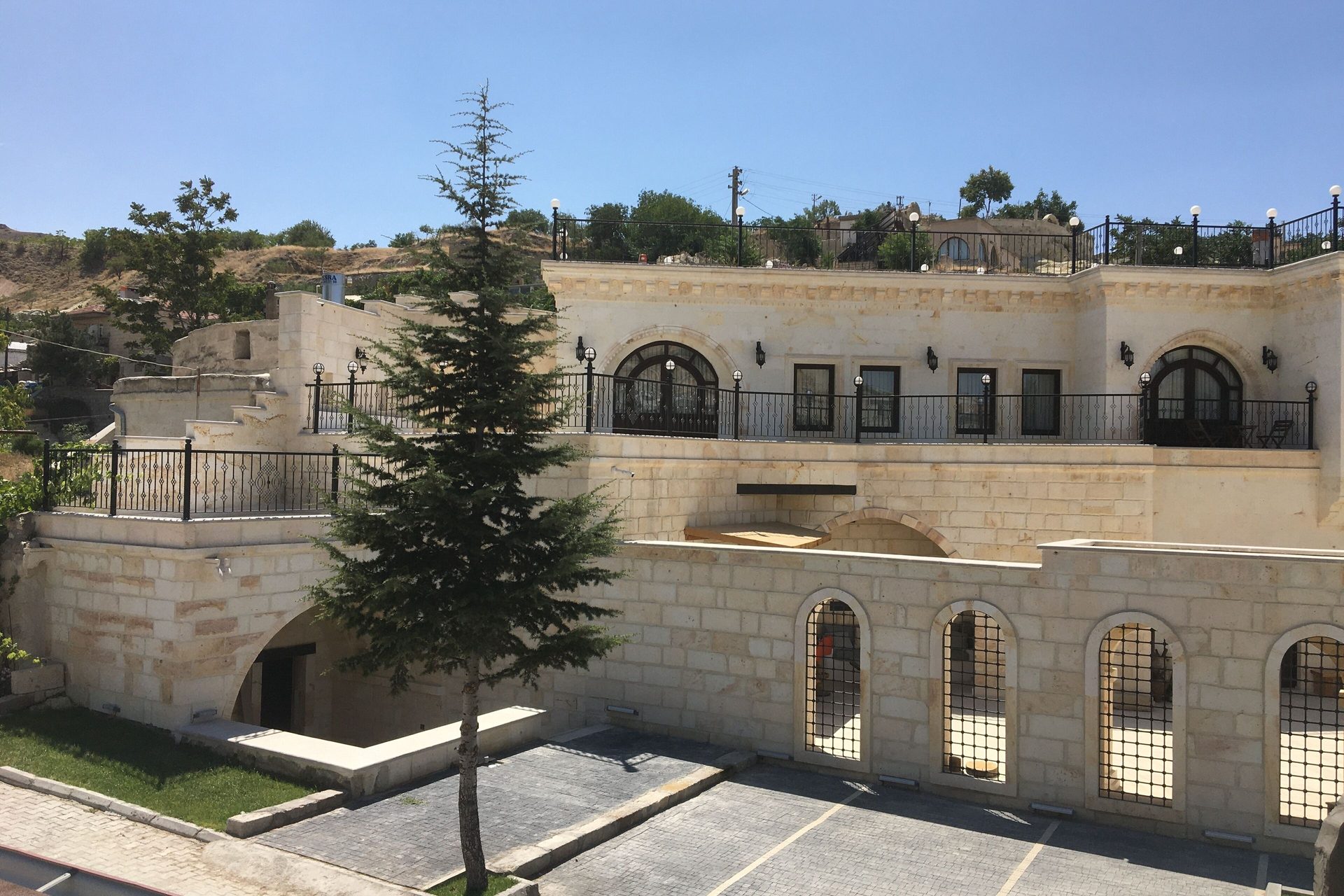 Nujel'm'in taş cephesi ve terasları